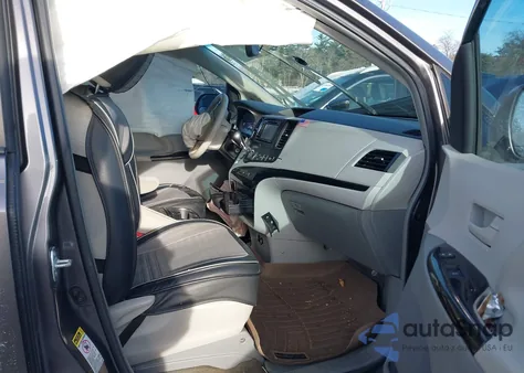 2014 Toyota Sienna Le V6 8 Passenger z USA, uszkodzony, nr VIN 5TDKK3DC4ES464714